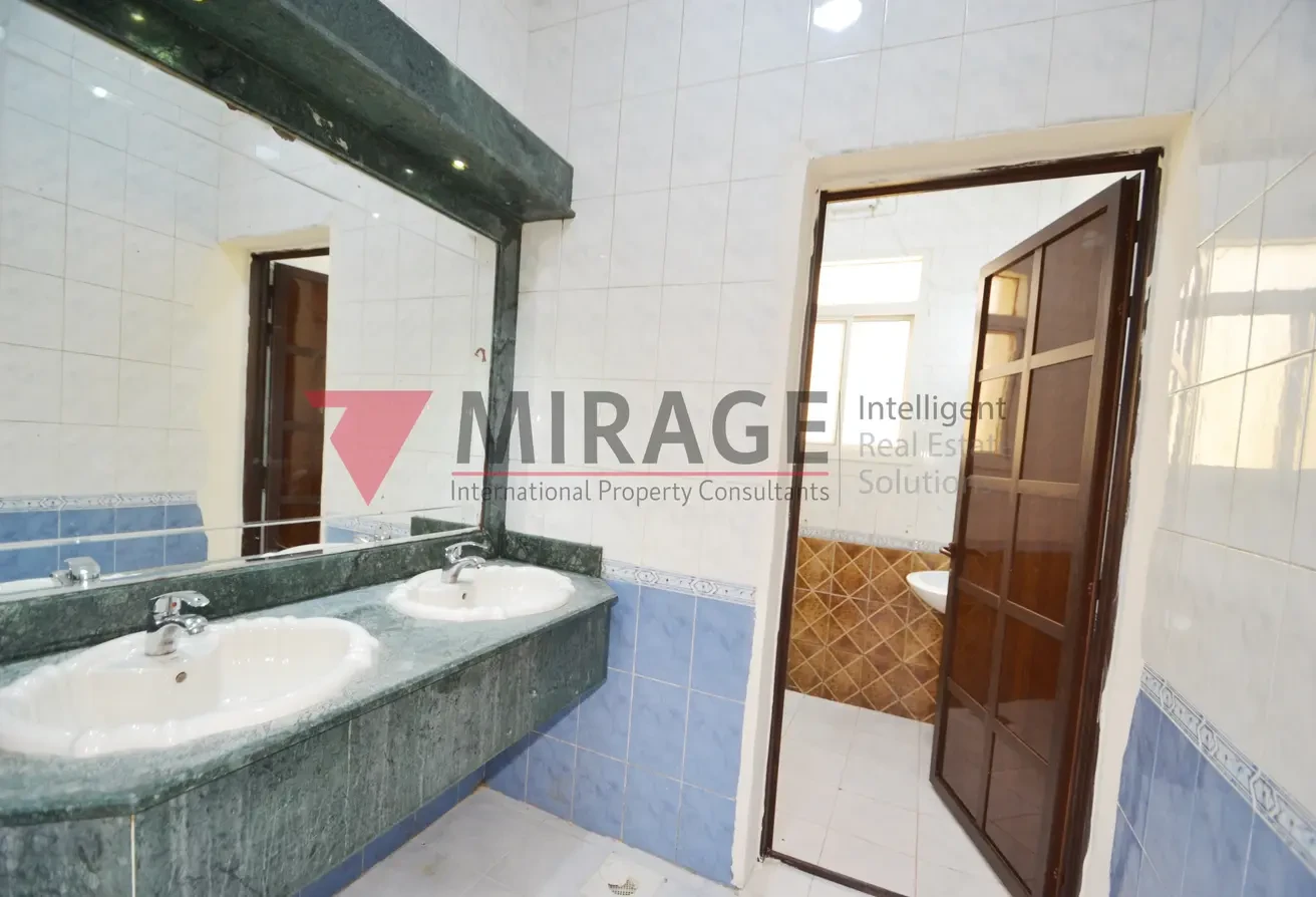 Large 5 bed services or staff villa near Landmark - Villa in Al Duhail