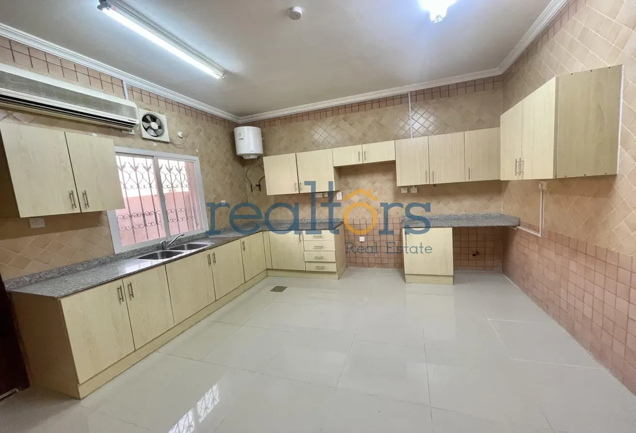 Convenient Location | 4 BR UF Villa | Compound - Plot in Street 870