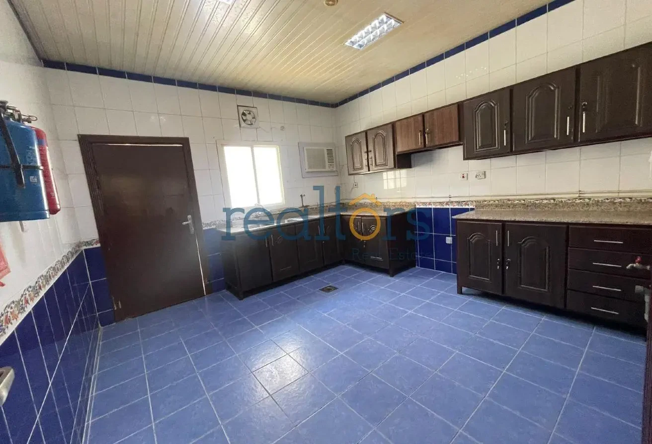 Bacholer accommodation with Ac&#39;s - Compound Villa in Al Hanaa Street