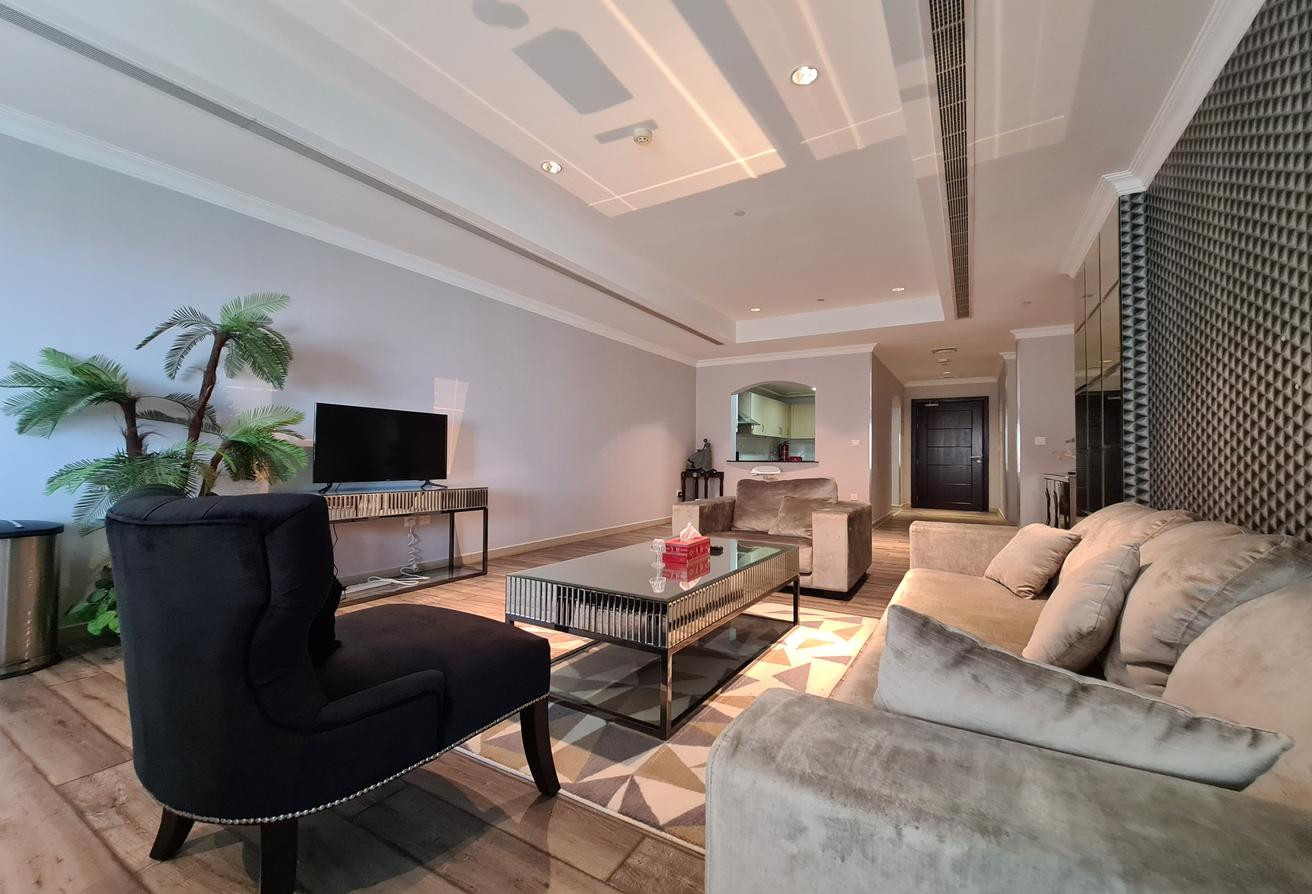 Large FF 1 BR + office | Modern and Bright - Apartment in East Porto Drive