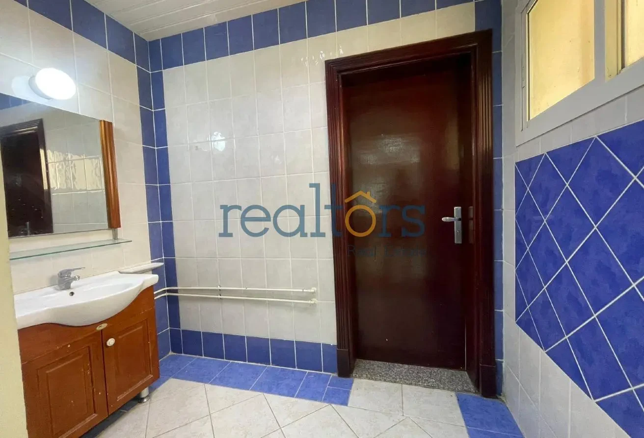 Bacholer accommodation with Ac&#39;s - Compound Villa in Al Hanaa Street