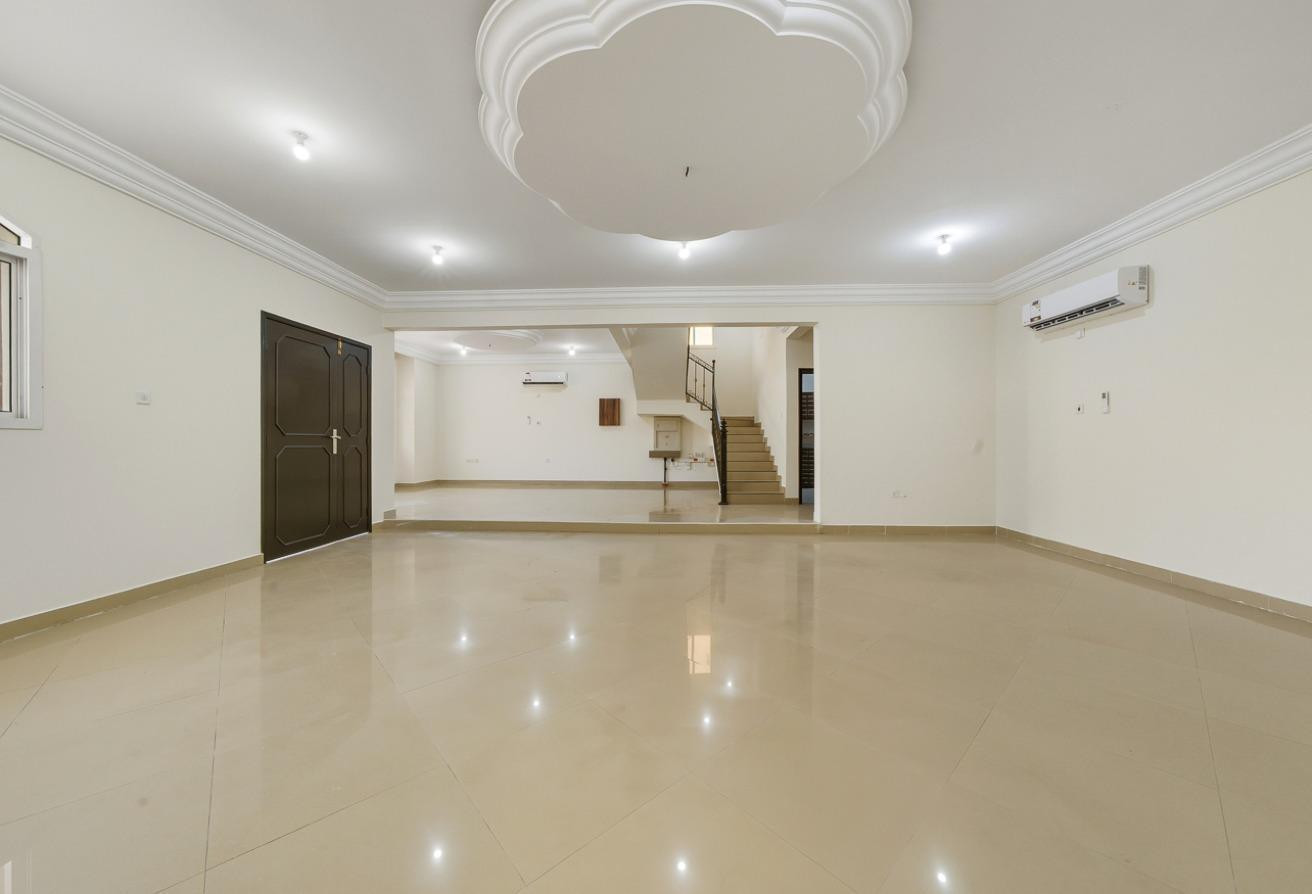 4BR villa Unfurnished in abuhamour
