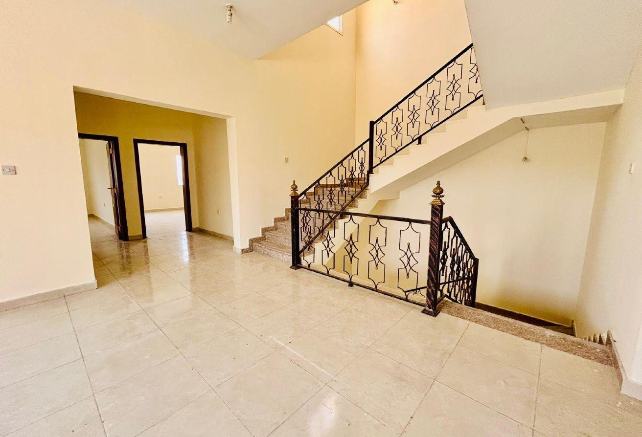 premuim location / Commertial villa for rent - Villa in Al Najda Street
