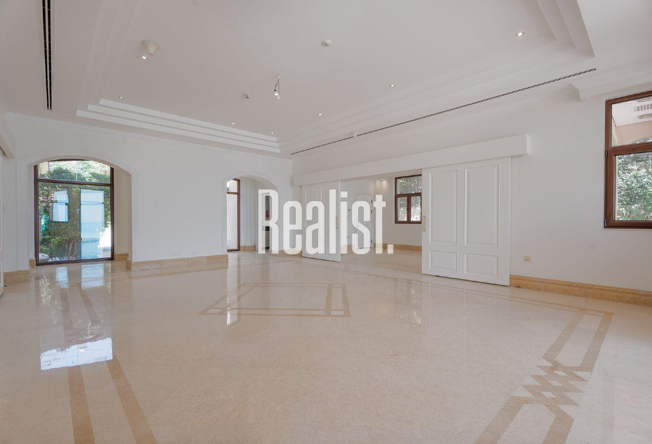 PRESTIGIOUS 4+MAID BEACHFRONT VILLA WITH GARDEN - Villa in La Plage Centrale
