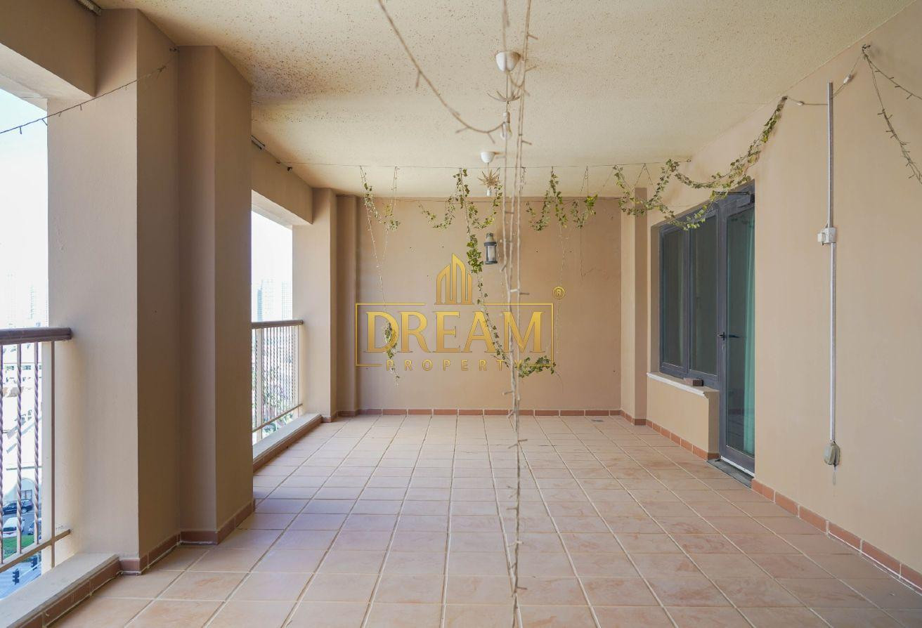 Huge Balcony | 1 Bedroom | Semi Furnished - Apartment in Marina Gate