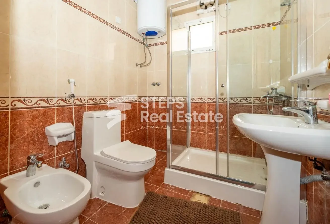 Spacious Villa for Rent with Backyard - Villa in Al Hanaa Street
