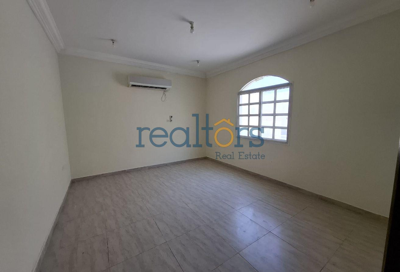 Bacholer accommodation with Ac&#39;s - Compound Villa in Umm Al Seneem Street
