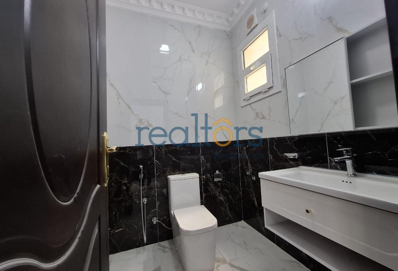 Spacious Standalone Villa with Majlis service road - Villa in Izghawa