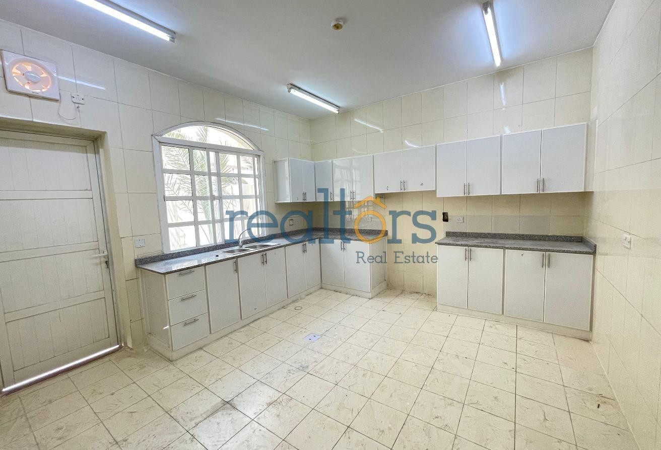 Newly renovated 5 BHK family compound - Compound Villa in Wadi Al Shaheeniya Street