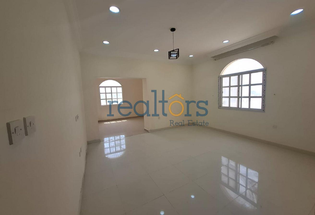 Prime Location | 6-Bedroom Stand-Alone Villa - Villa in Onaiza Street