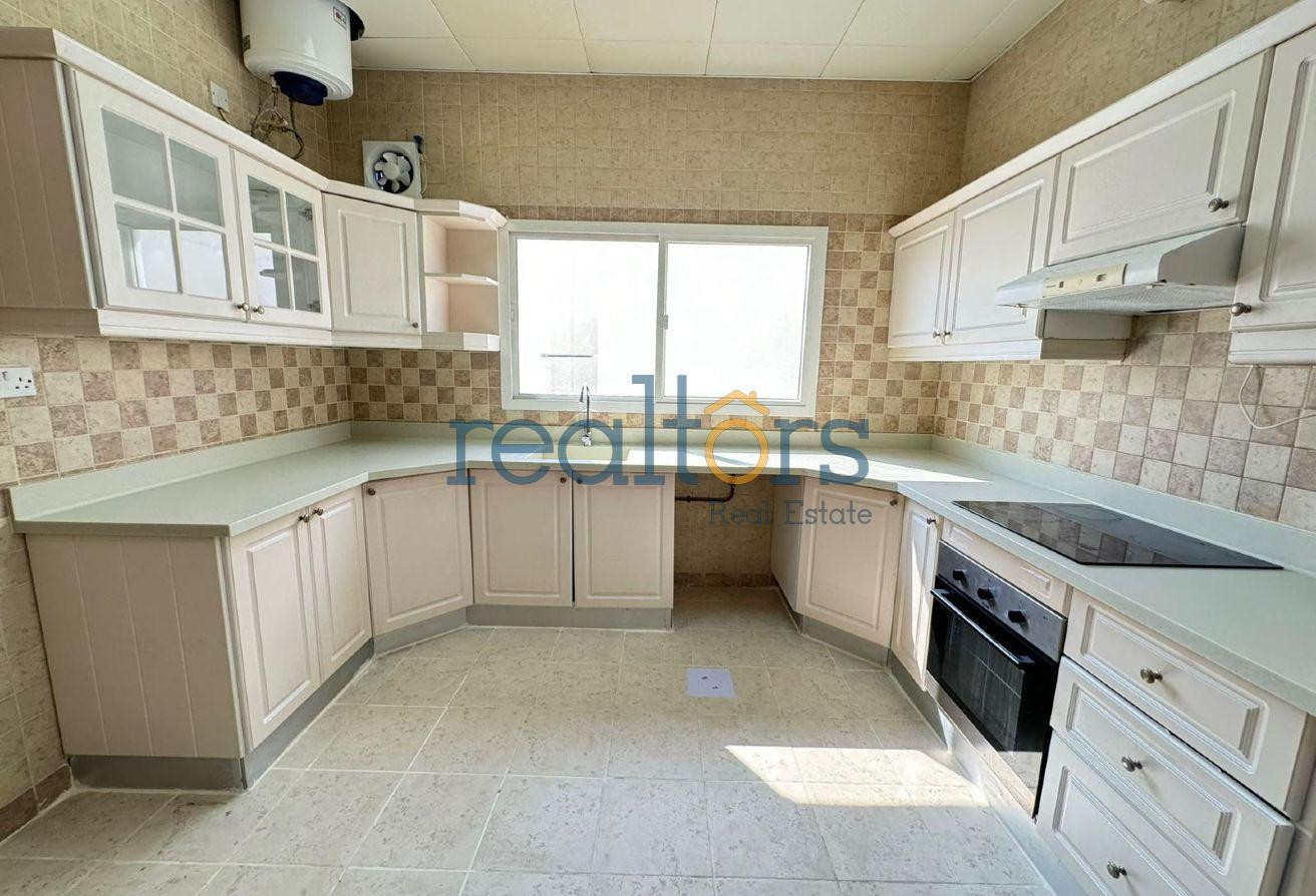 Bright Spacious 4BR Residence Villa | Old Airport - Compound Villa in Oqba Bin Nafie Street