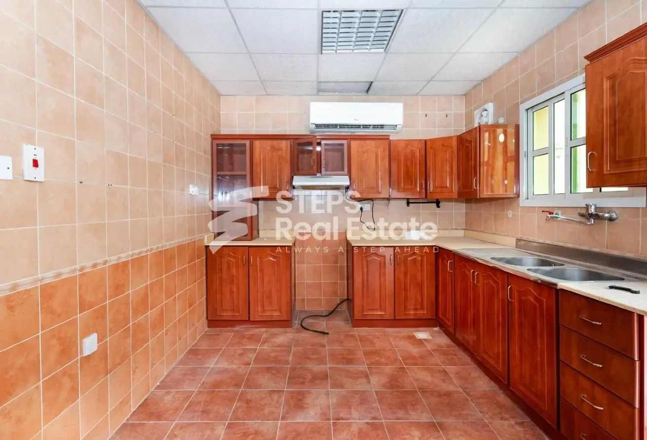 Spacious Villa for Rent with Backyard - Villa in Al Hanaa Street