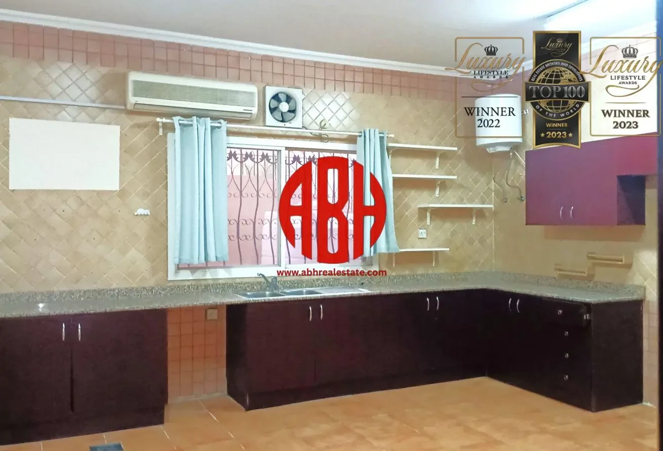 1 MONTH FREE | EXCLUSIVE 5BR VILLA | TOP AMENITIES - Compound Villa in Street 870