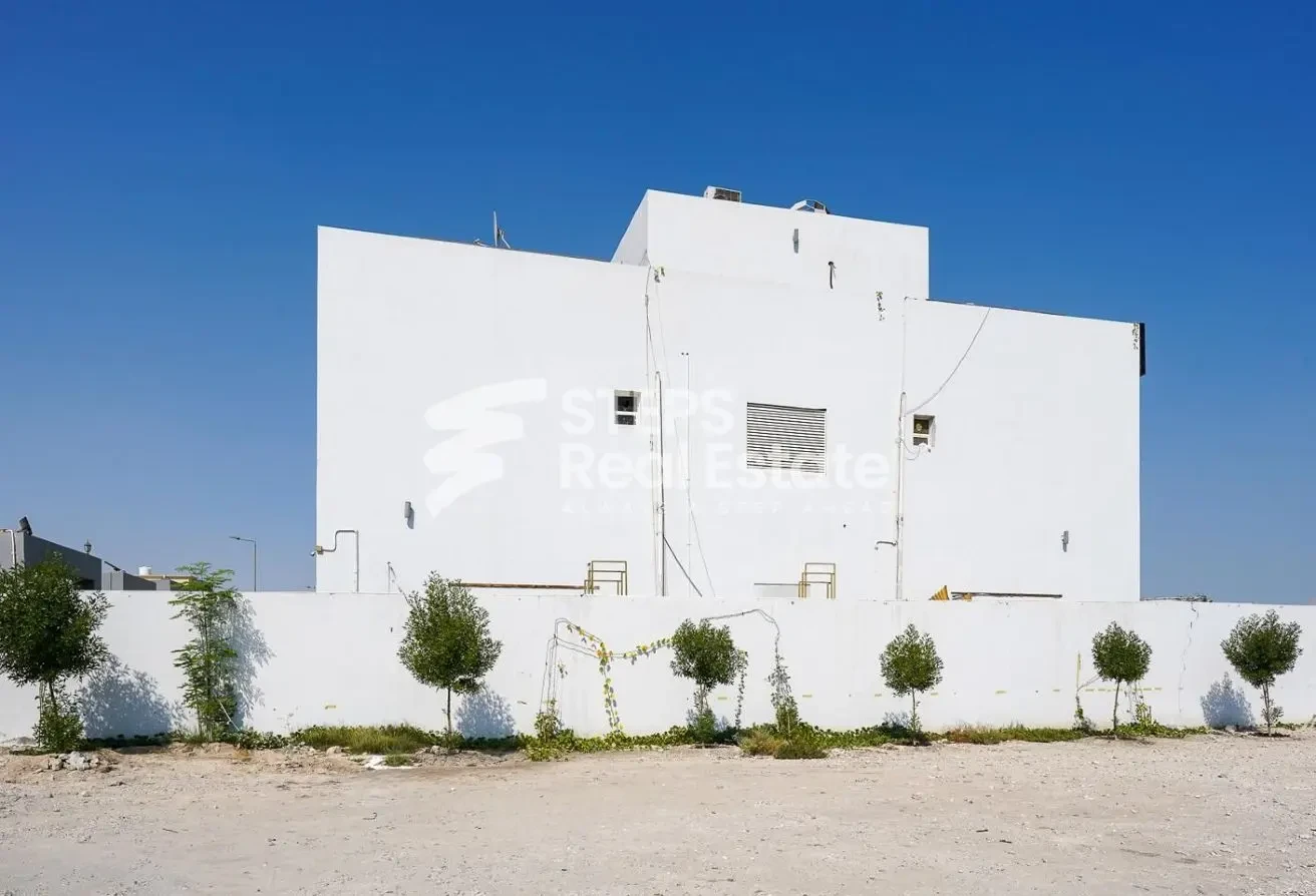 Spacious Service Villa for Sale - Villa in Al Hanaa Street