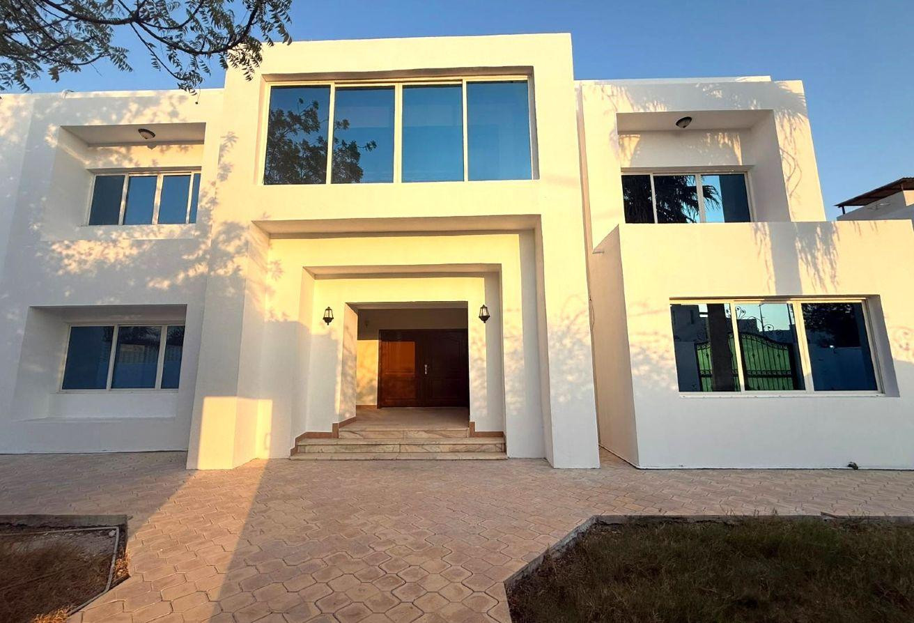 GRAND 5BR LUXURY VILLA WITH PRIVATE POOL - Villa in Hazm Al Markhiya