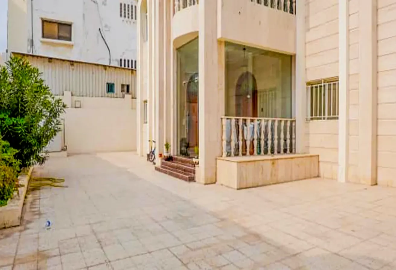 Spacious Villa for Sale | Semi Furnished - Villa in Old Airport Road
