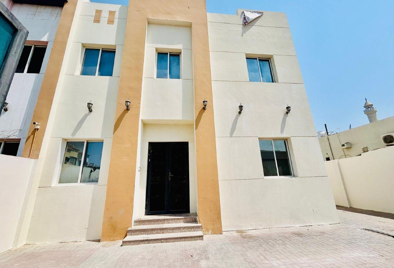 premuim location / Commertial villa for rent - Villa in Al Najda Street