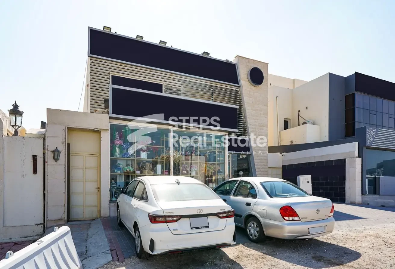Spacious Service Villa for Sale - Villa in Street 870