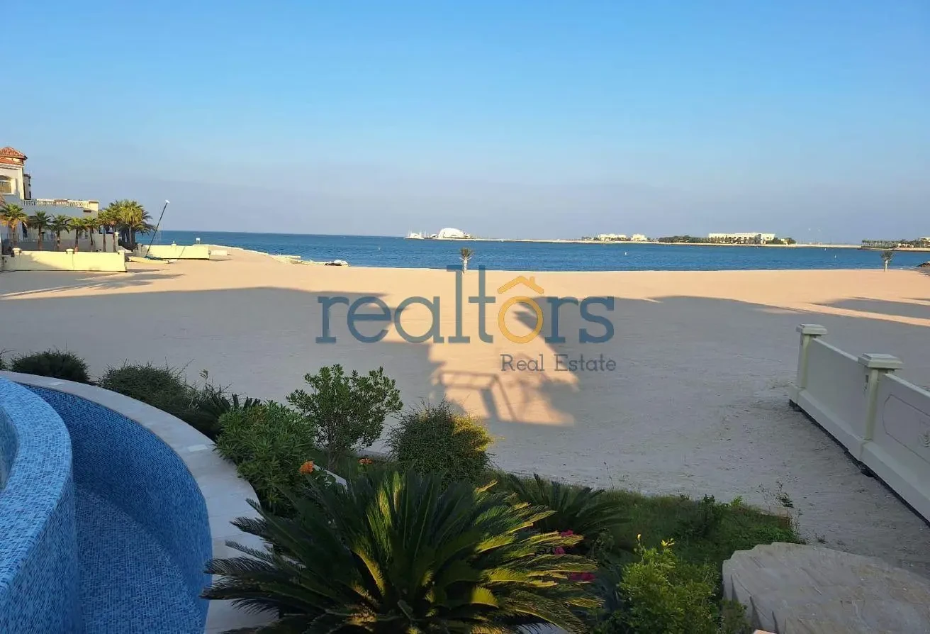 Ultra-luxury fully furnished beach front villa - Villa in Viva East