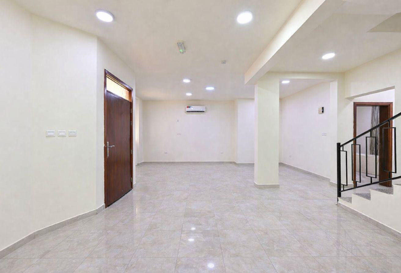 SPACIOUS | 5 BEDROOMS | MAID ROOM | PRIME LOCATION - Villa in Bu Hamour Street