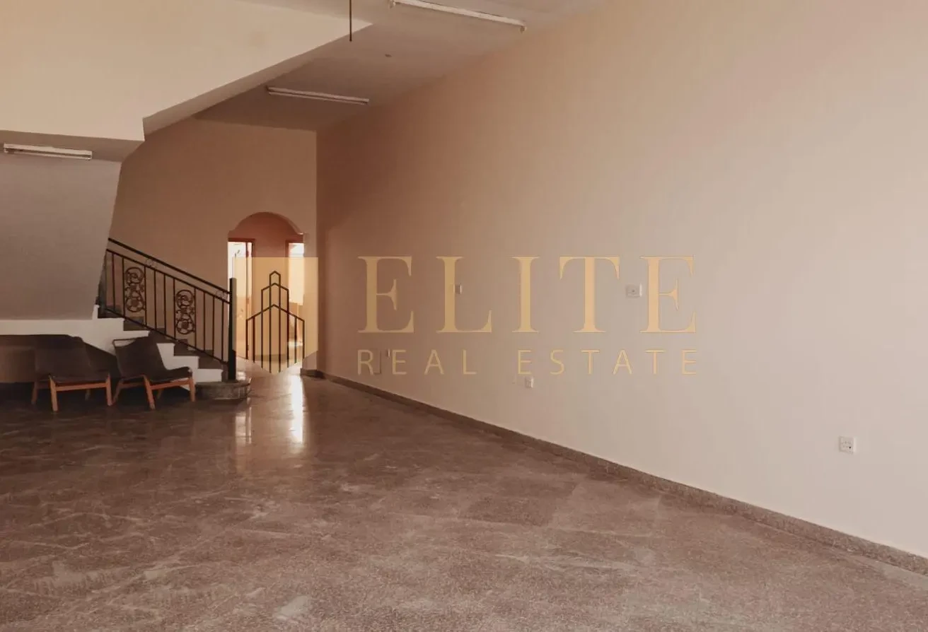 Spacious 6-Bedroom Stand-Alone Villa in Umm Sla - Villa in Umm Salal Ali