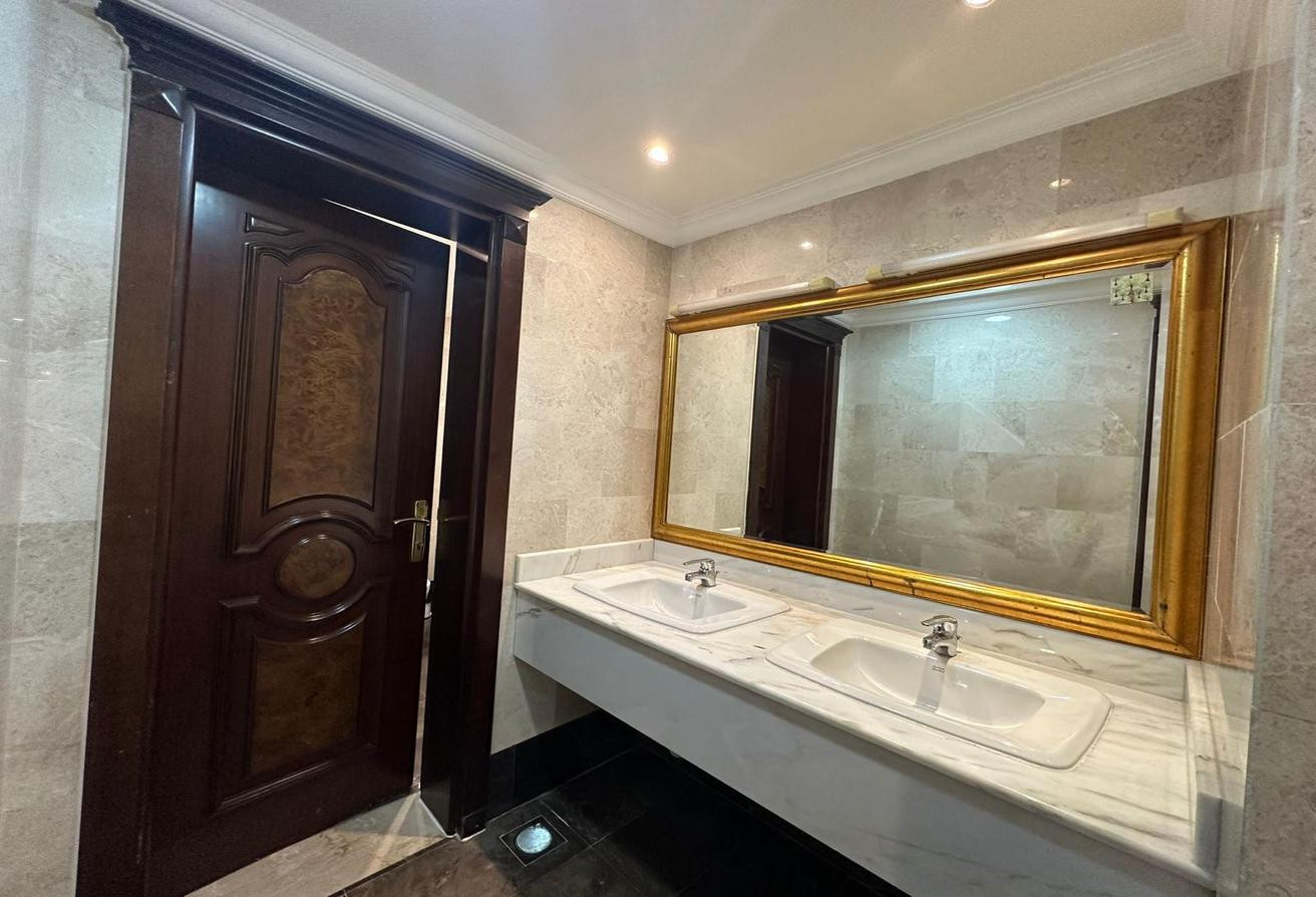 SPACIOUS 6-BEDROOM VILLA | IDEAL FOR FAMILIES - Villa in Al Shatt Street