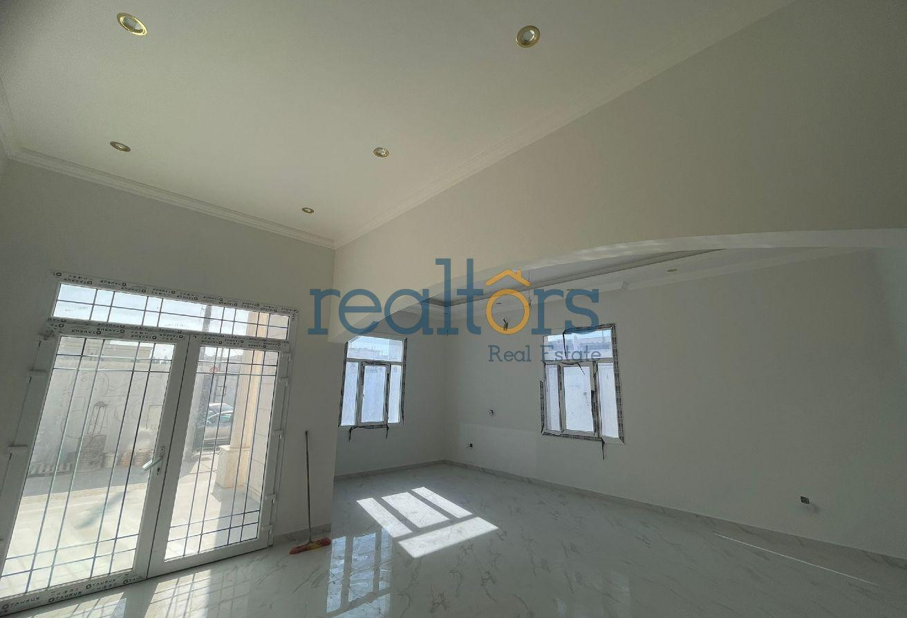 S A Villa Brand New 5-Bed with Maid &amp; Driver Rooms - Villa in Al Khazin Street