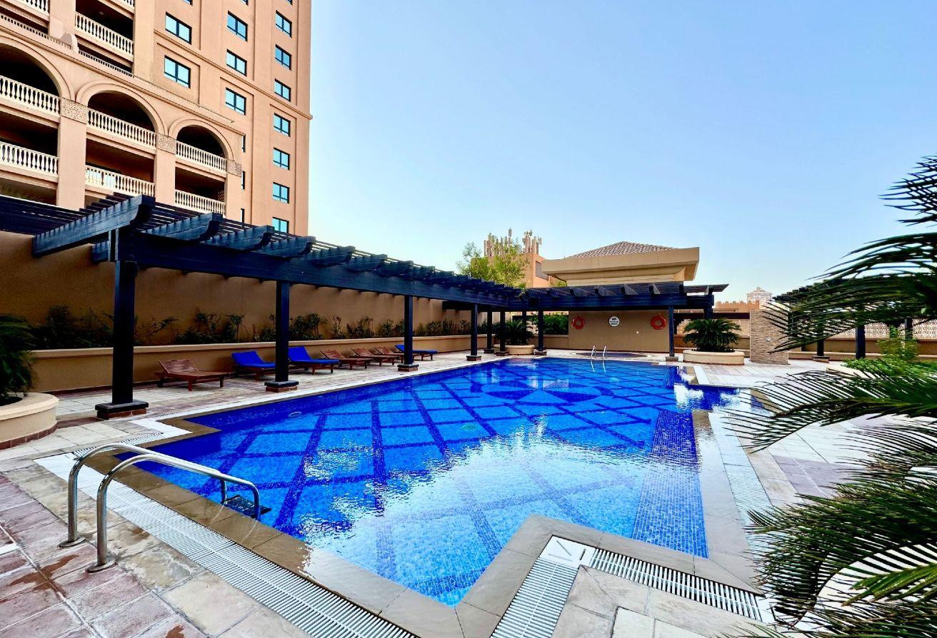 SPACIOUS AND COZY 1 BEDROOM FF APT IN THE PEARL - Apartment in West Porto Drive