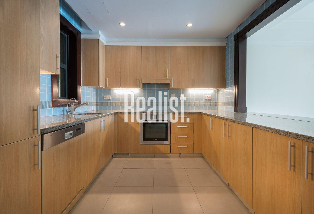 MARINA VIEW 2 BHK SEMIFURNISHED TOWNHOUSE IN PEARL