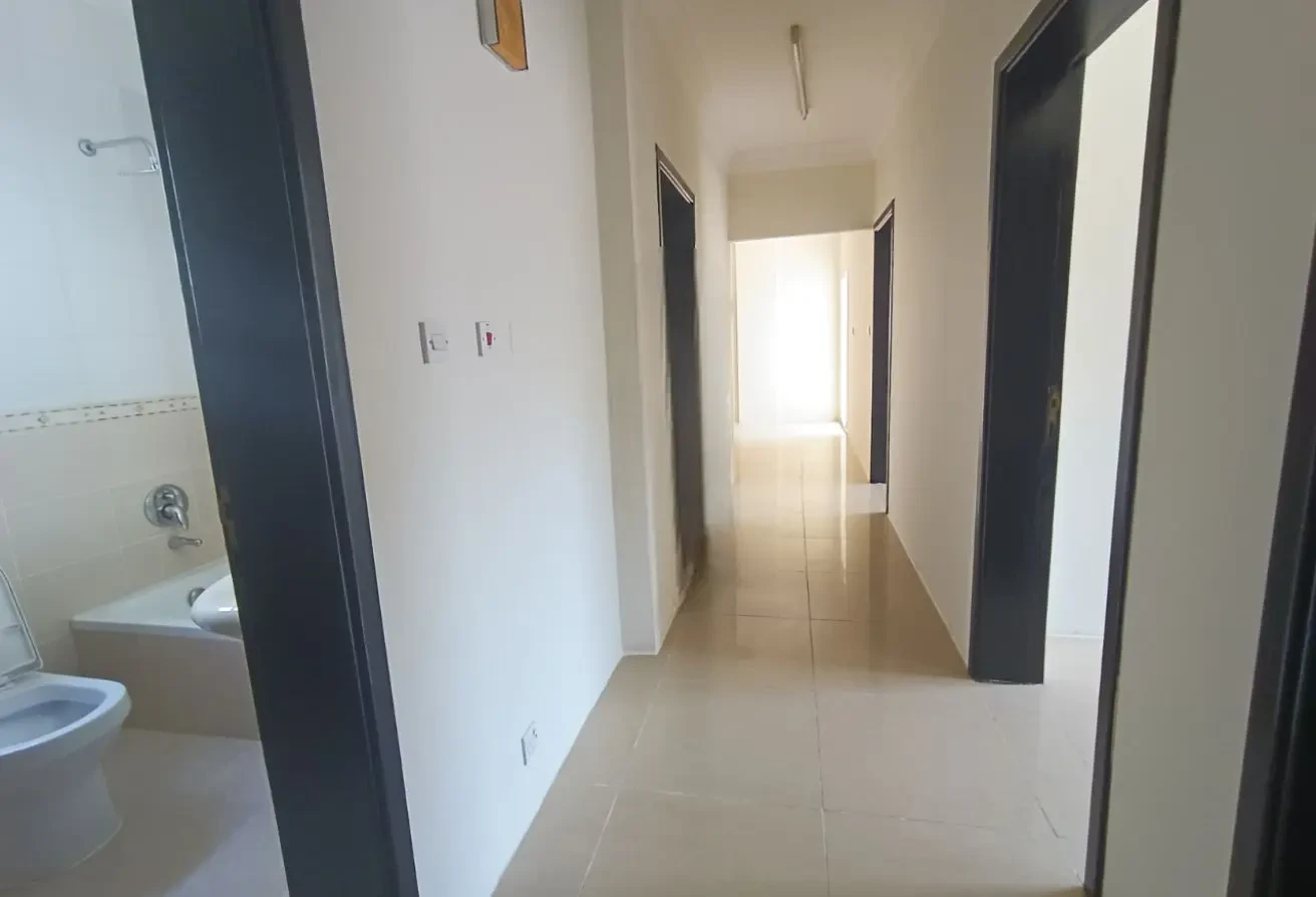 SPACIOUS UNFURNISHED 3BHK APARTMENT - AL SADD - Apartment in Al Sadd