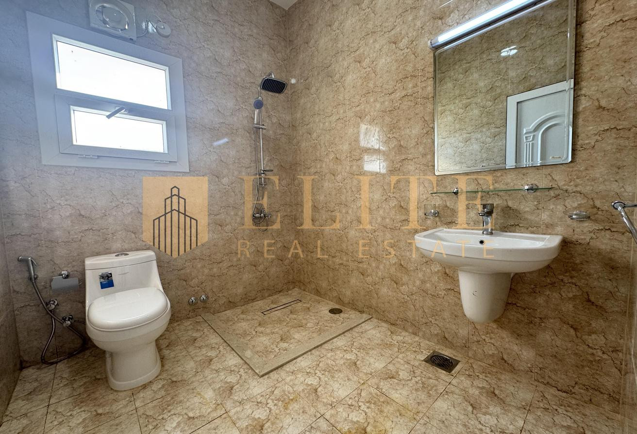 7 Master Bedrooms Stand-Alone Villa with Majlis - Villa in Umm Al Amad