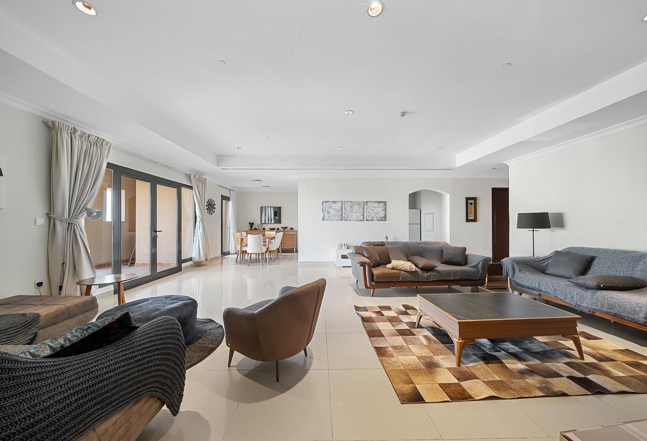 Luxury 2BR+Balcony Open Layout Porto Arabia - Apartment in West Porto Drive