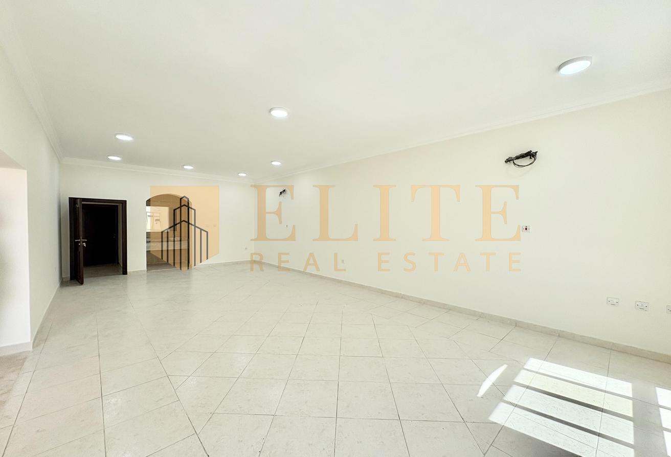 Huge renovated 5BDR+maid room standalone villa - Villa in Mesaimeer Road