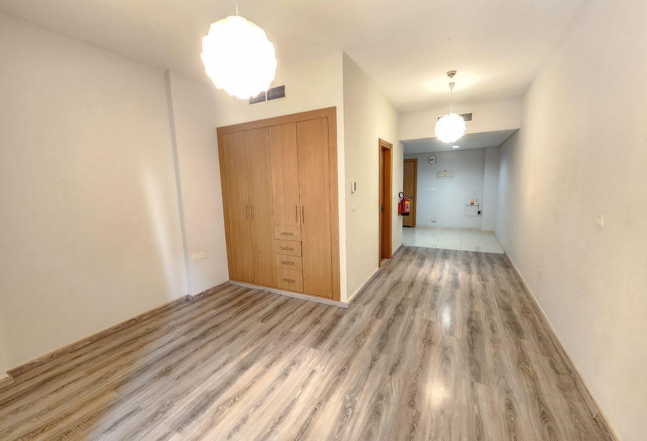 SPACIOUS SEMI FURNISHED STUDIO WITH BALCONY - Apartment in Fox Hills