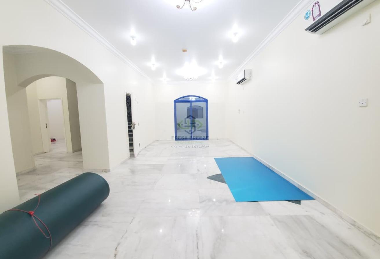 Unfurnished 5 Bedrooms Villa in Al Hilal area - Villa in Financial Square