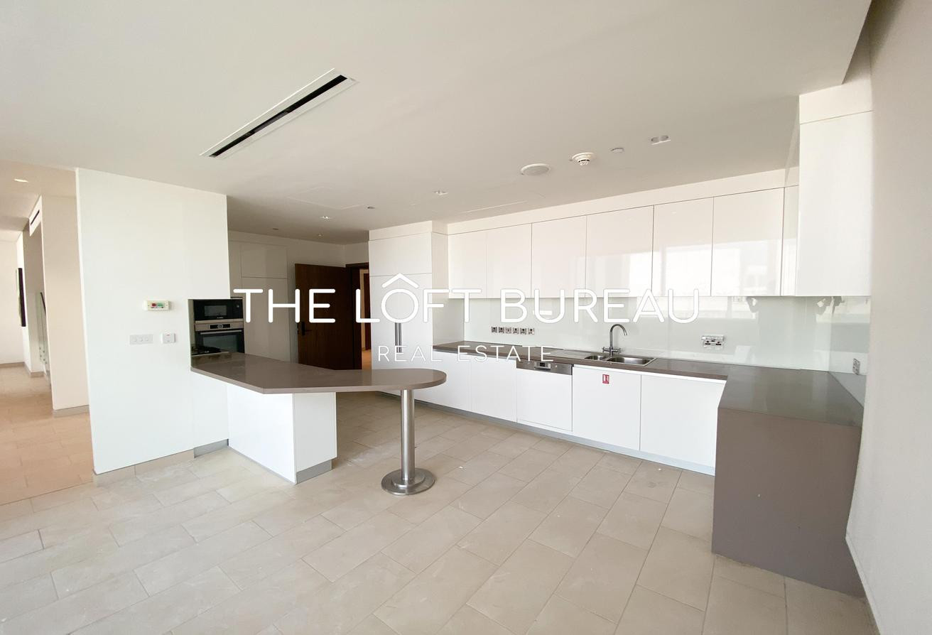 Luxurious 4 Bedroom Duplex With Maids Room - Duplex in Wadi 1