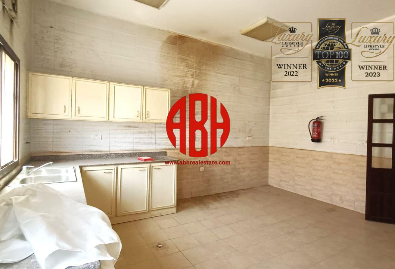 GREAT DEAL! | 5BDR + MAID &amp; DRIVER + MAJLIS VILLA - Compound Villa in Al Sakhama