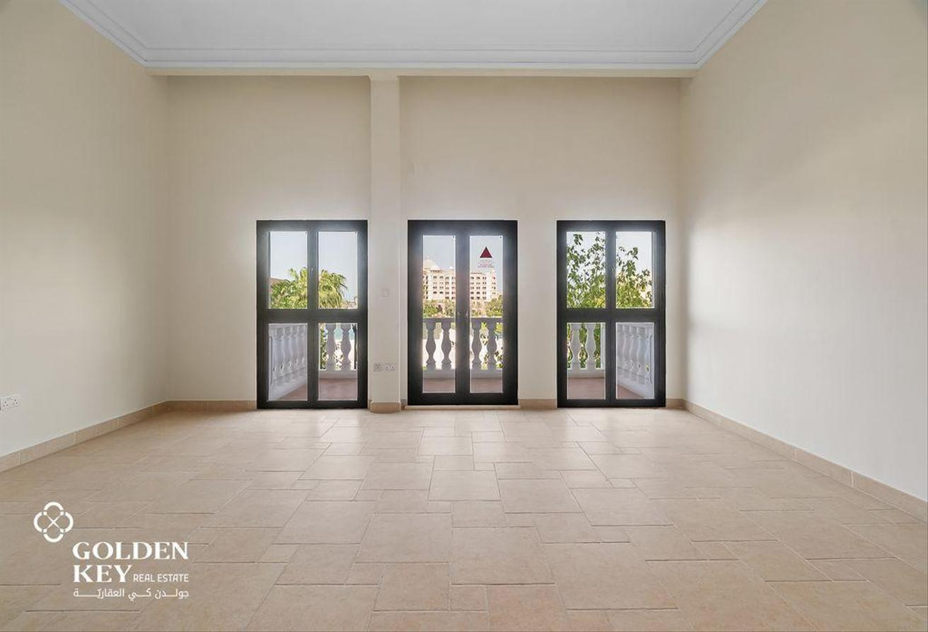 FREE MONTHS • DISCOUNTS • NO FEES • BEACH ACCESS