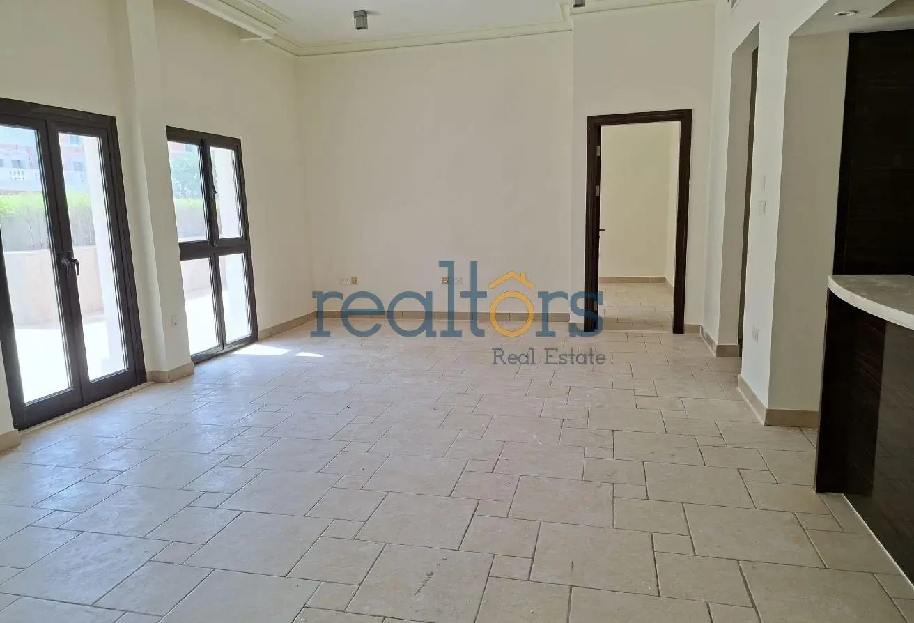 2 bedroom unit with private backyard. 1 month free - Apartment in Teatro