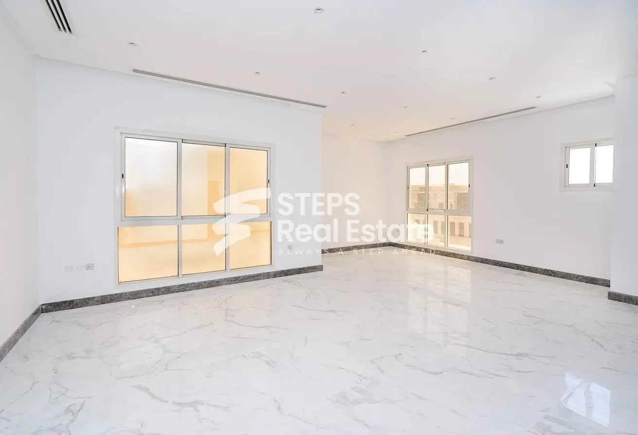 Spacious Service Villa for Sale in Duhail - Villa in Street 870