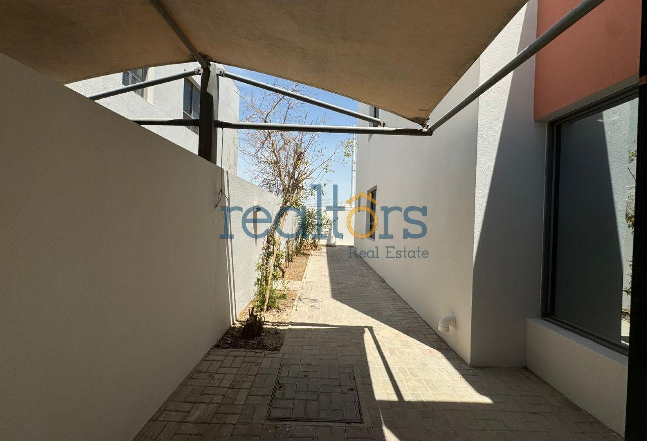 Spacious Compound Villa | Family-Friendly Living - Compound Villa in Mamoura 18