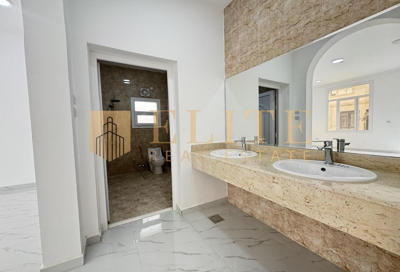 7 Master Bedrooms Stand-Alone Villa with Majlis - Villa in Umm Al Amad