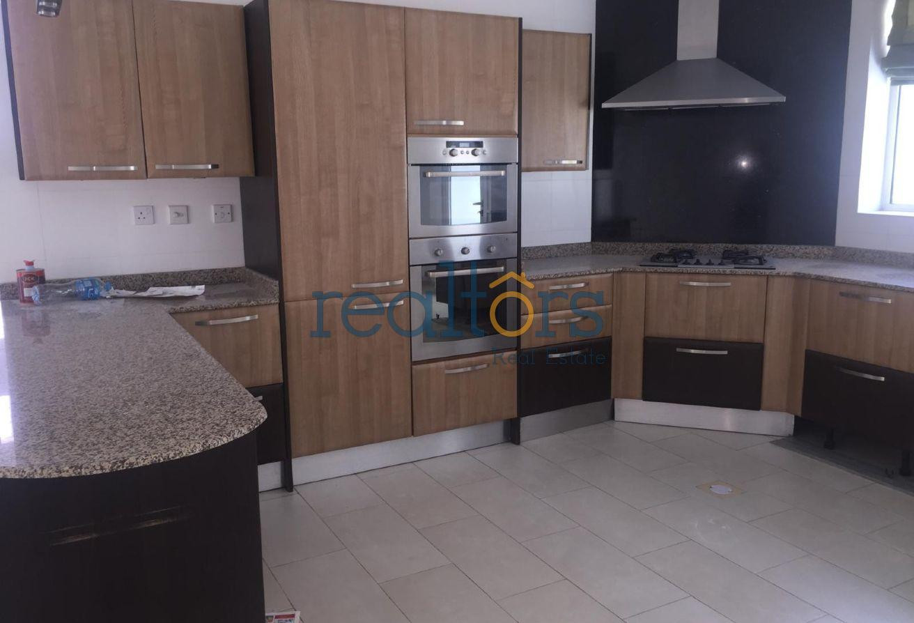 S A VILLA 5 BED WITH PRIVATE POOL SEMI FURNISHED - Villa in Al Dafna