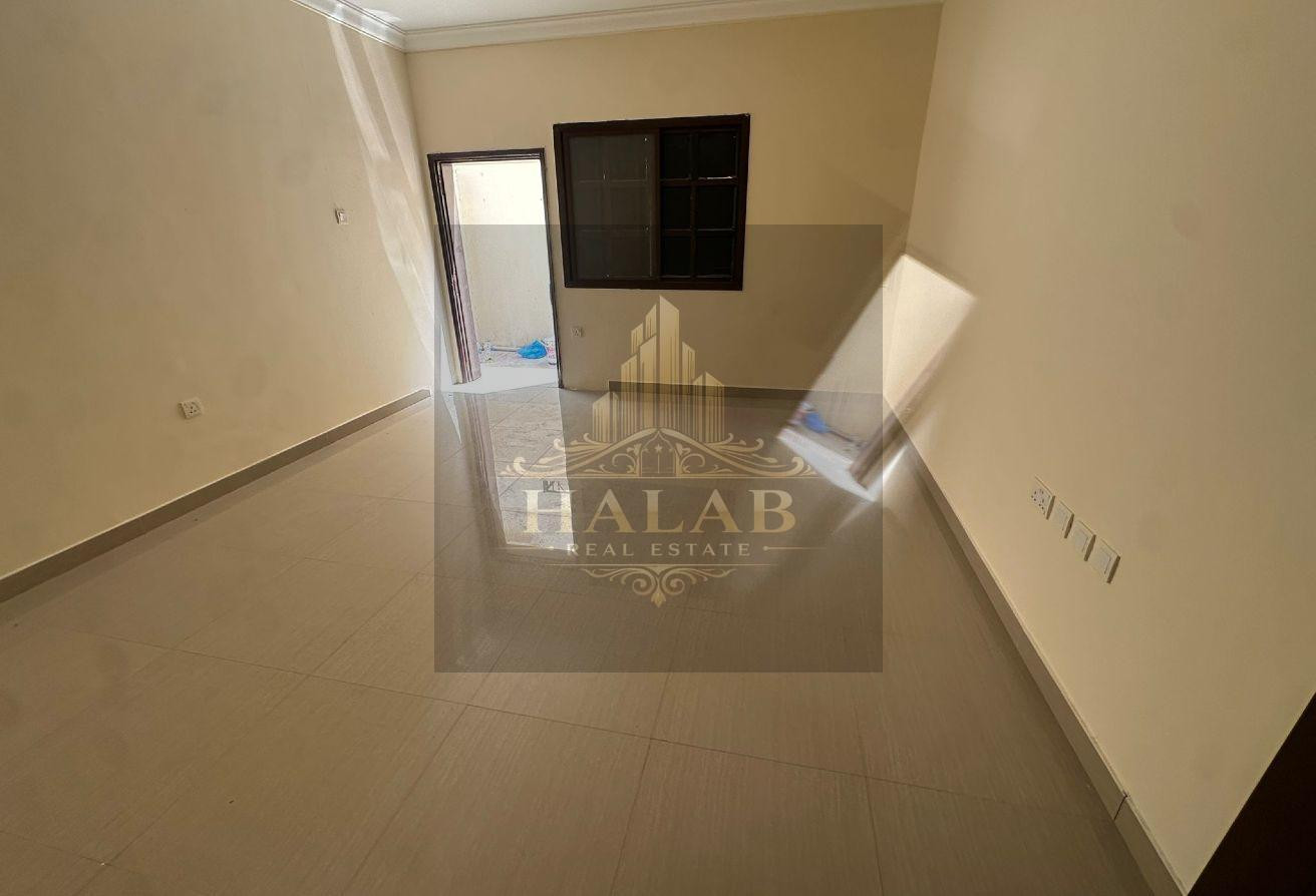 A room and a lounge with a kitchen and a comprehen