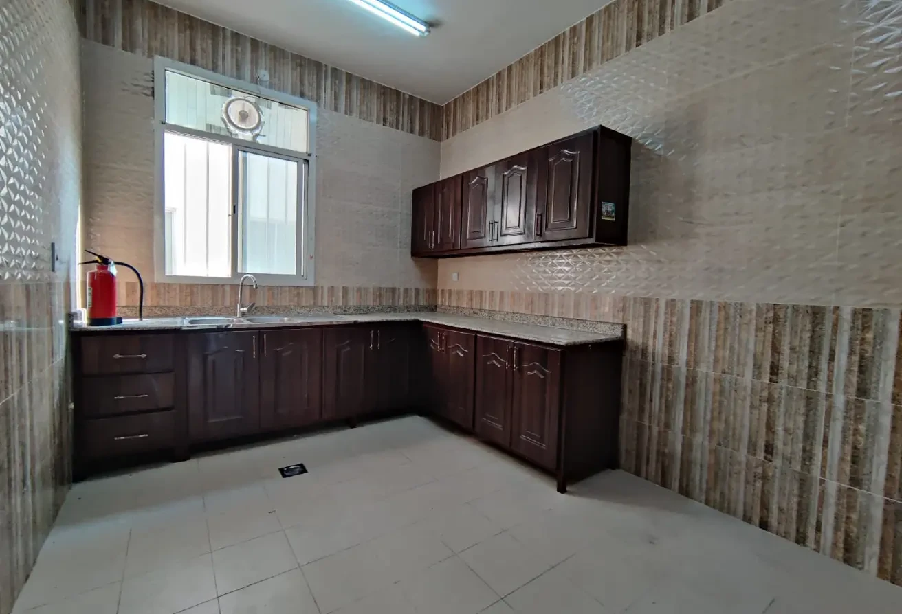 3 bhk unfurnished apartment only at 6000 - Apartment in Al Hashmi Building