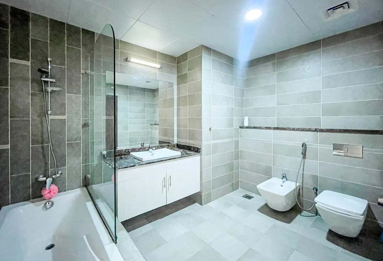 Fully Furnished | 2BHK | Balcony | Prime Location - Apartment in Doha