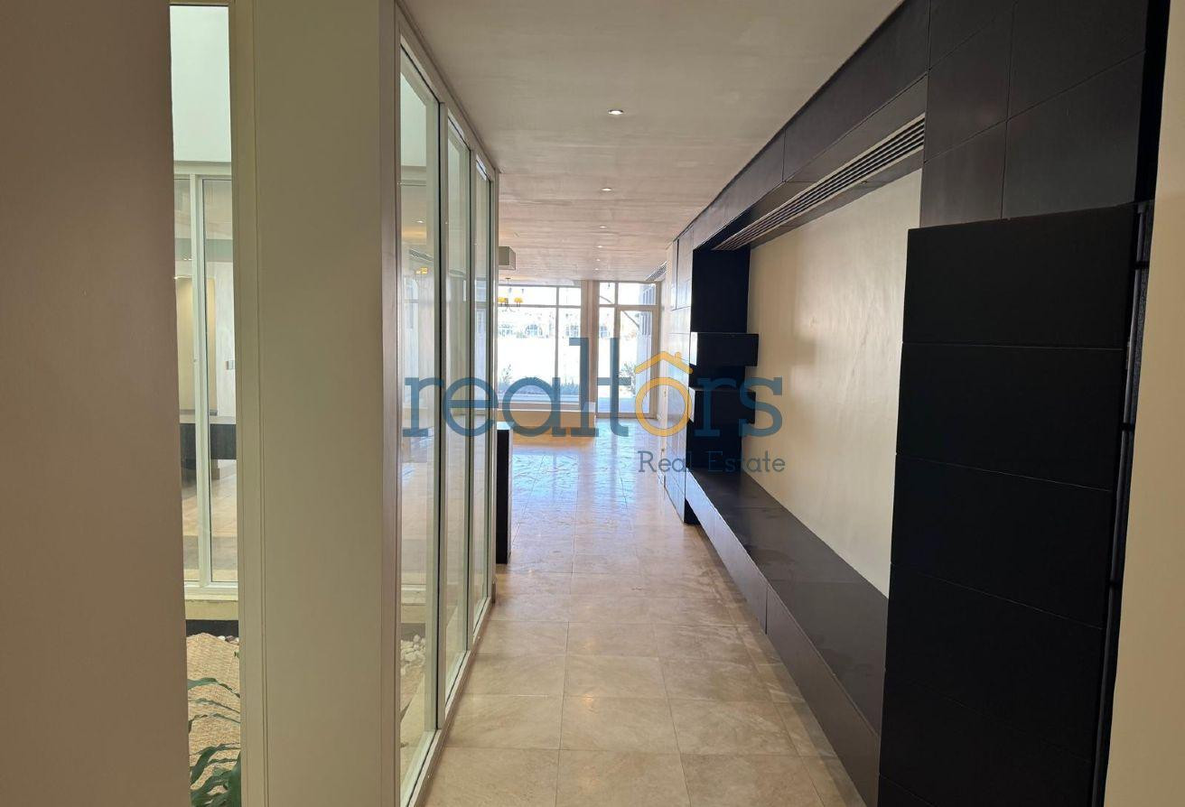 Luxury waterfront 4+Maid villa with private Garden - Compound Villa in West Bay Lagoon