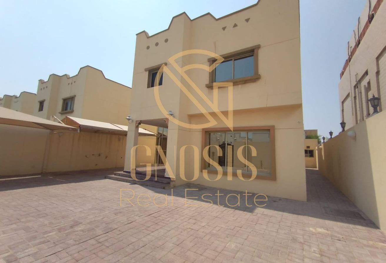 Luxury 4BR+Maid Villa 900sqm Huge Yard & Parking