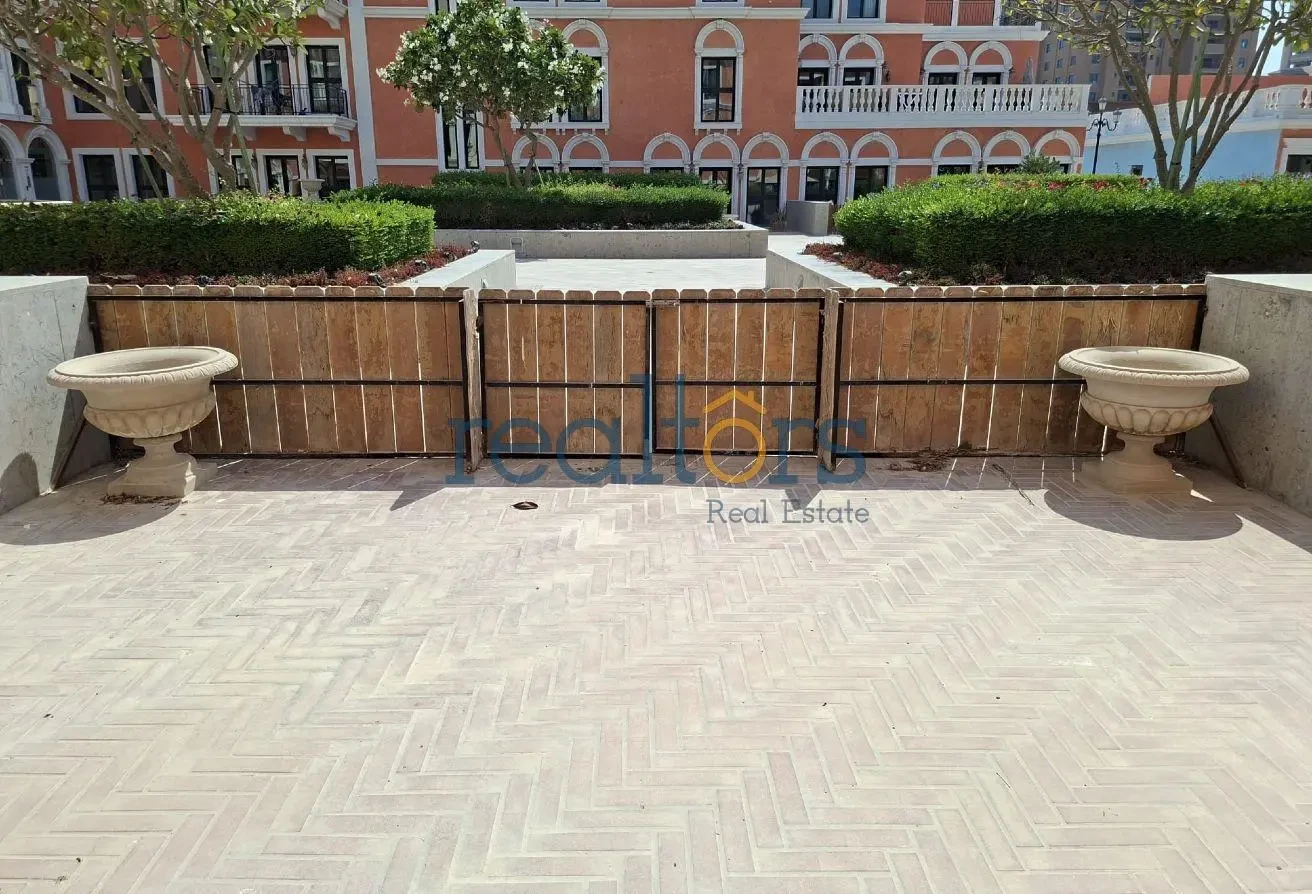 2 bedroom unit with private backyard. 1 month free - Apartment in Teatro