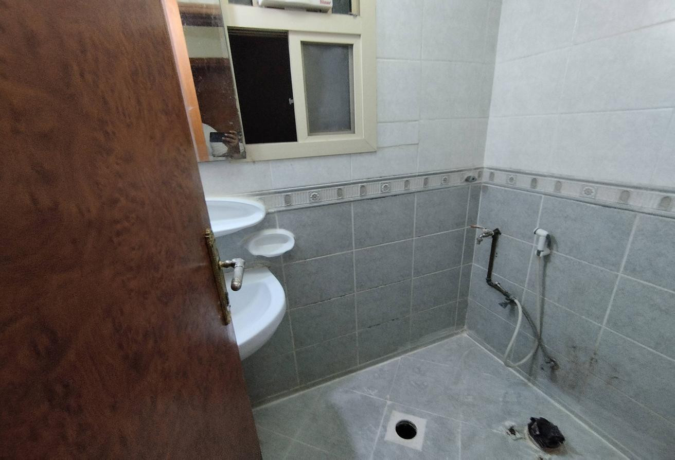 2 BHK WITH BALCONY NEAR C RING ROAD RENT ONLY 4250 - Apartment in Najma 28